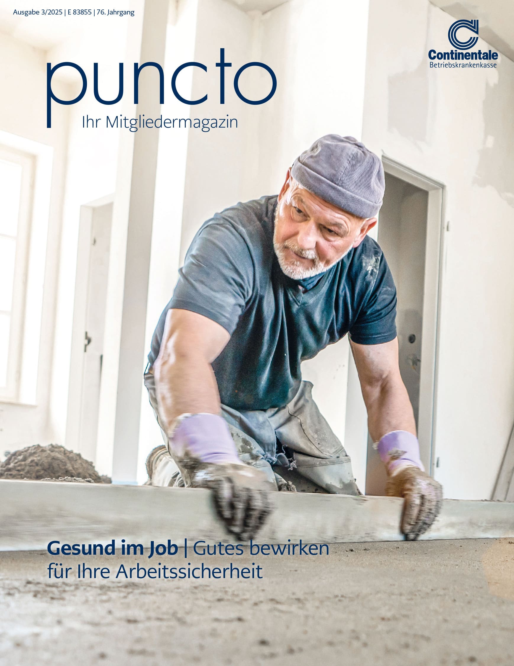 Handwerker glättet Estrichboden