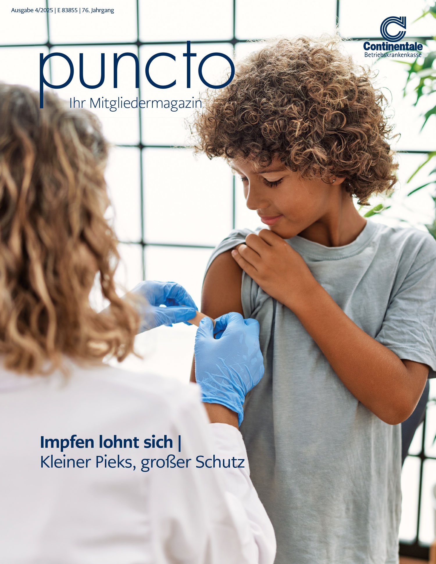 Ärztin klebt Kind ein Pflaster auf den Arm