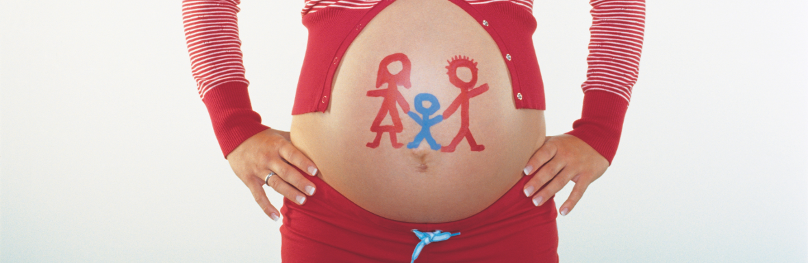 Schwangere mit bemaltem Bauch