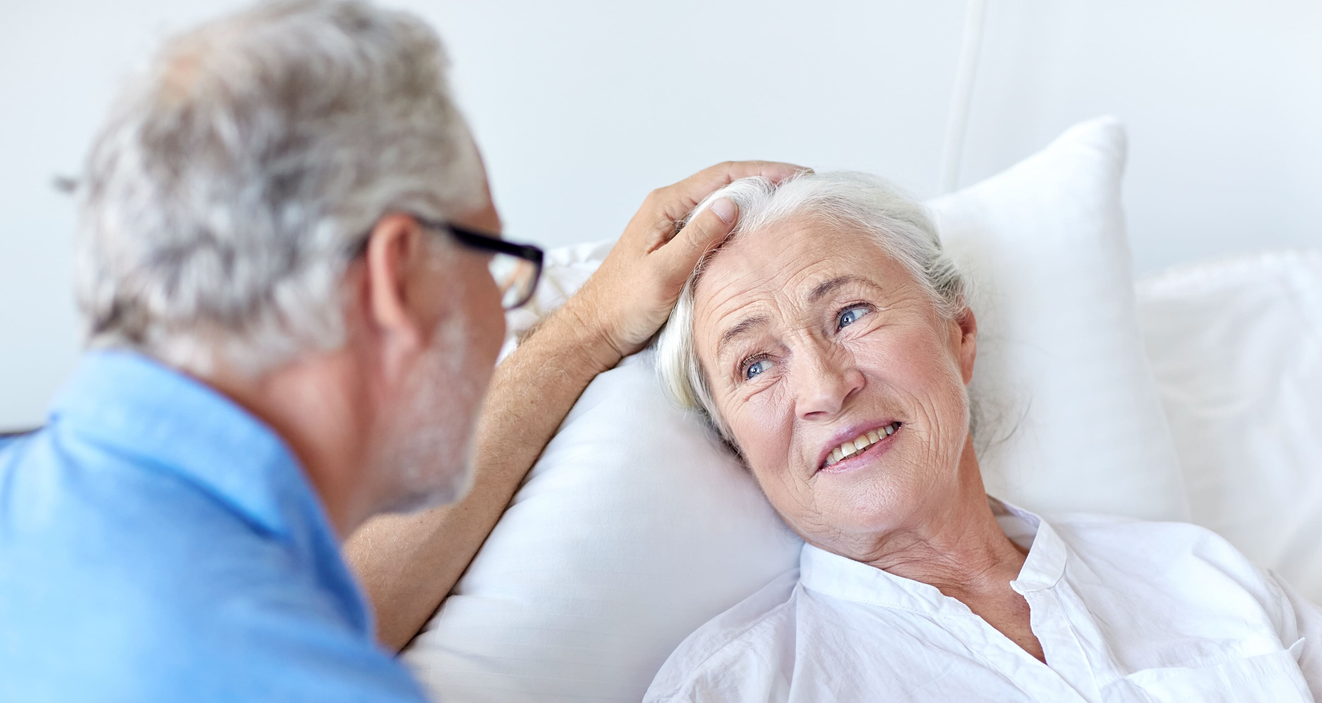 Frau im Krankenhausbett