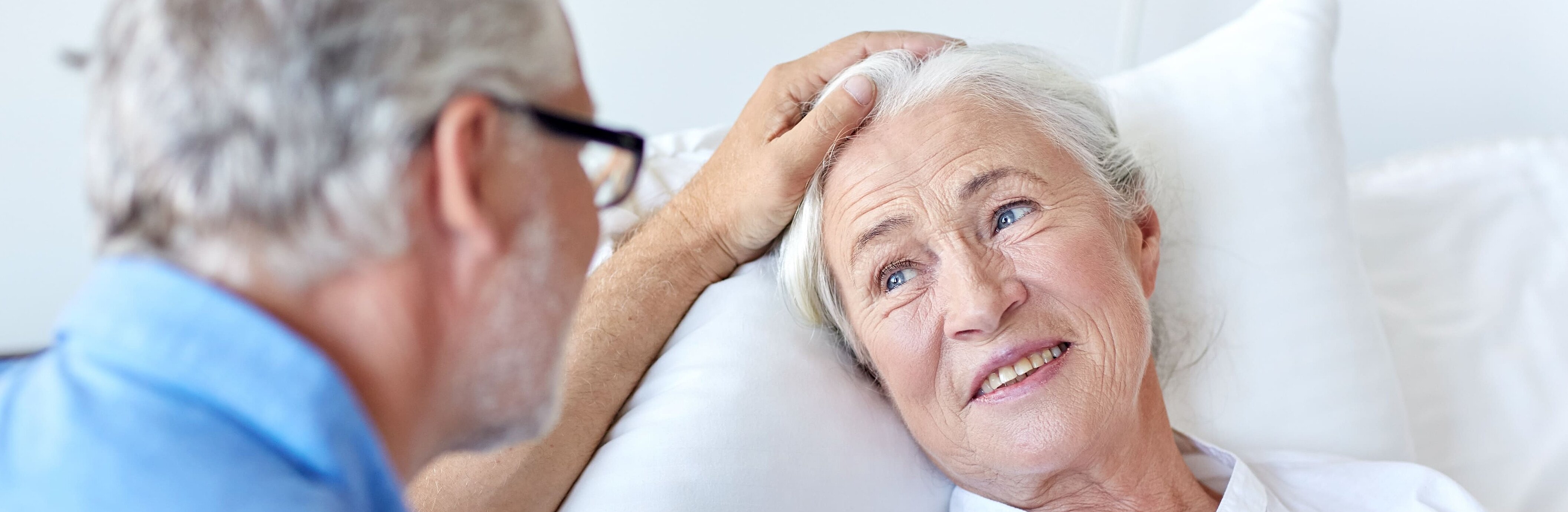 Frau im Krankenhausbett