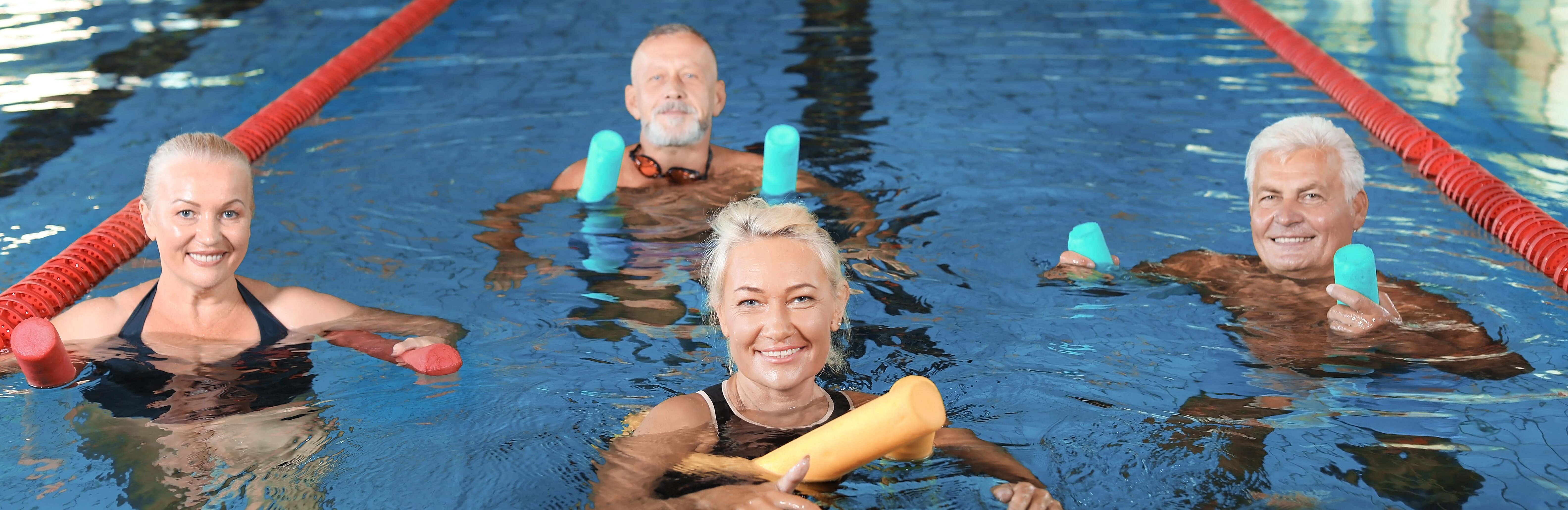 Vier Personen machen Wassergymnastik