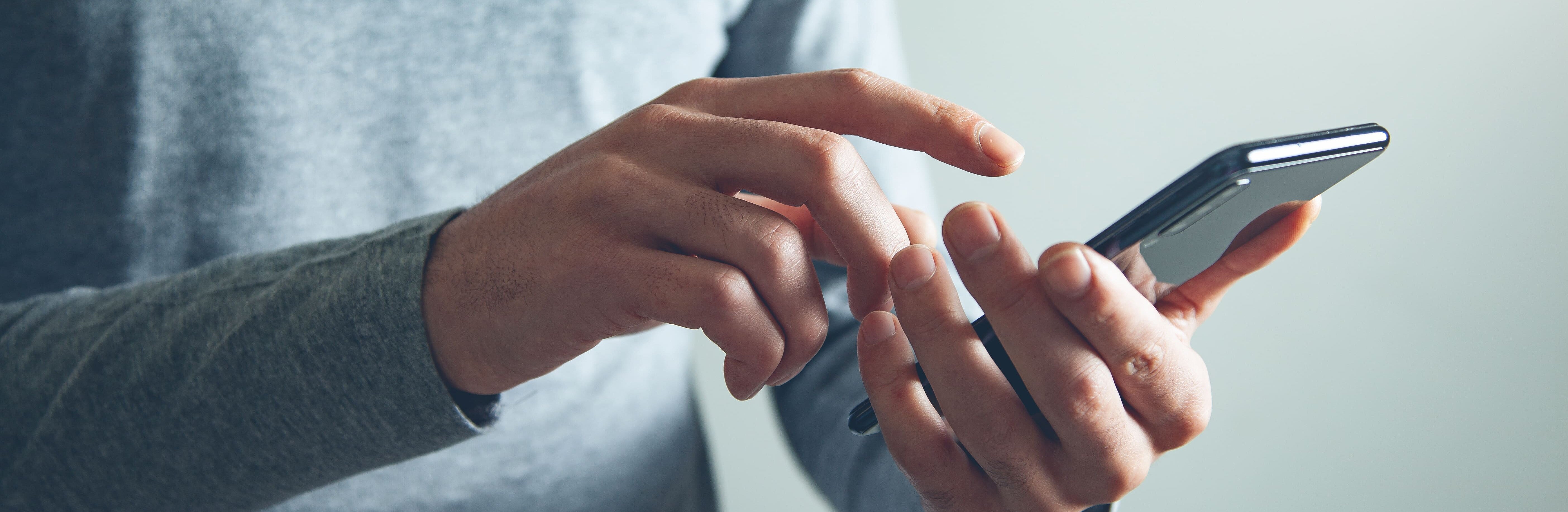 Hände halten ein Smartphone