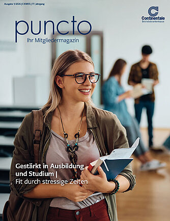 Junge Frau trägt Bücher