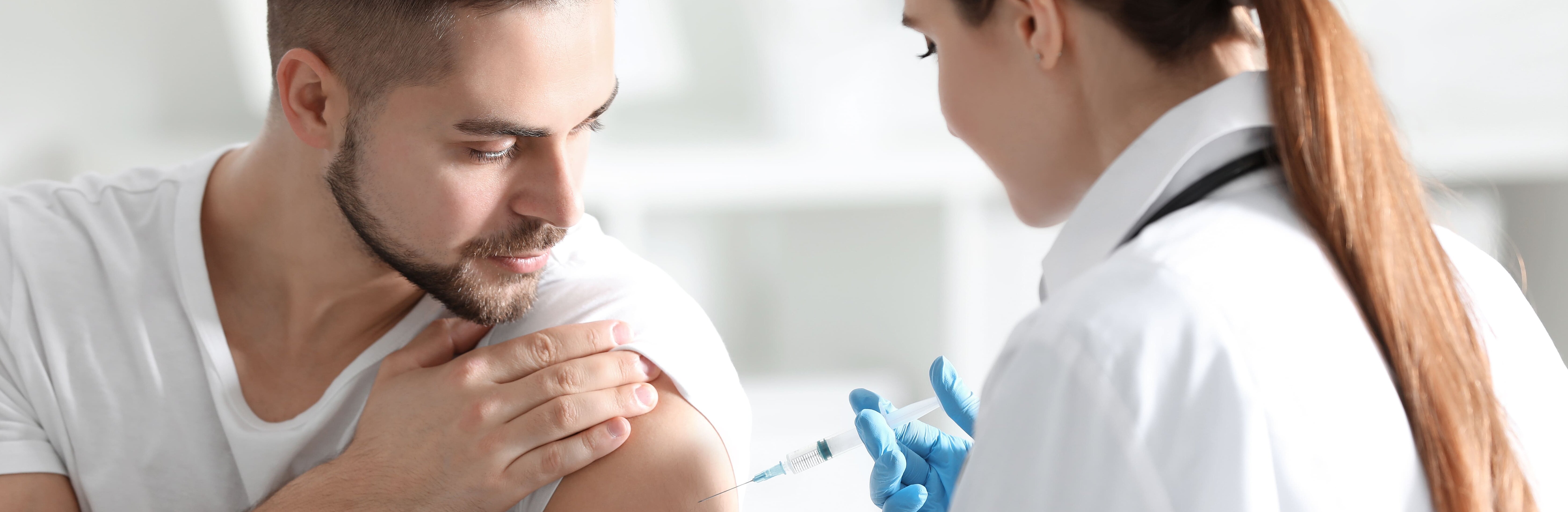 Mann wird geimpft