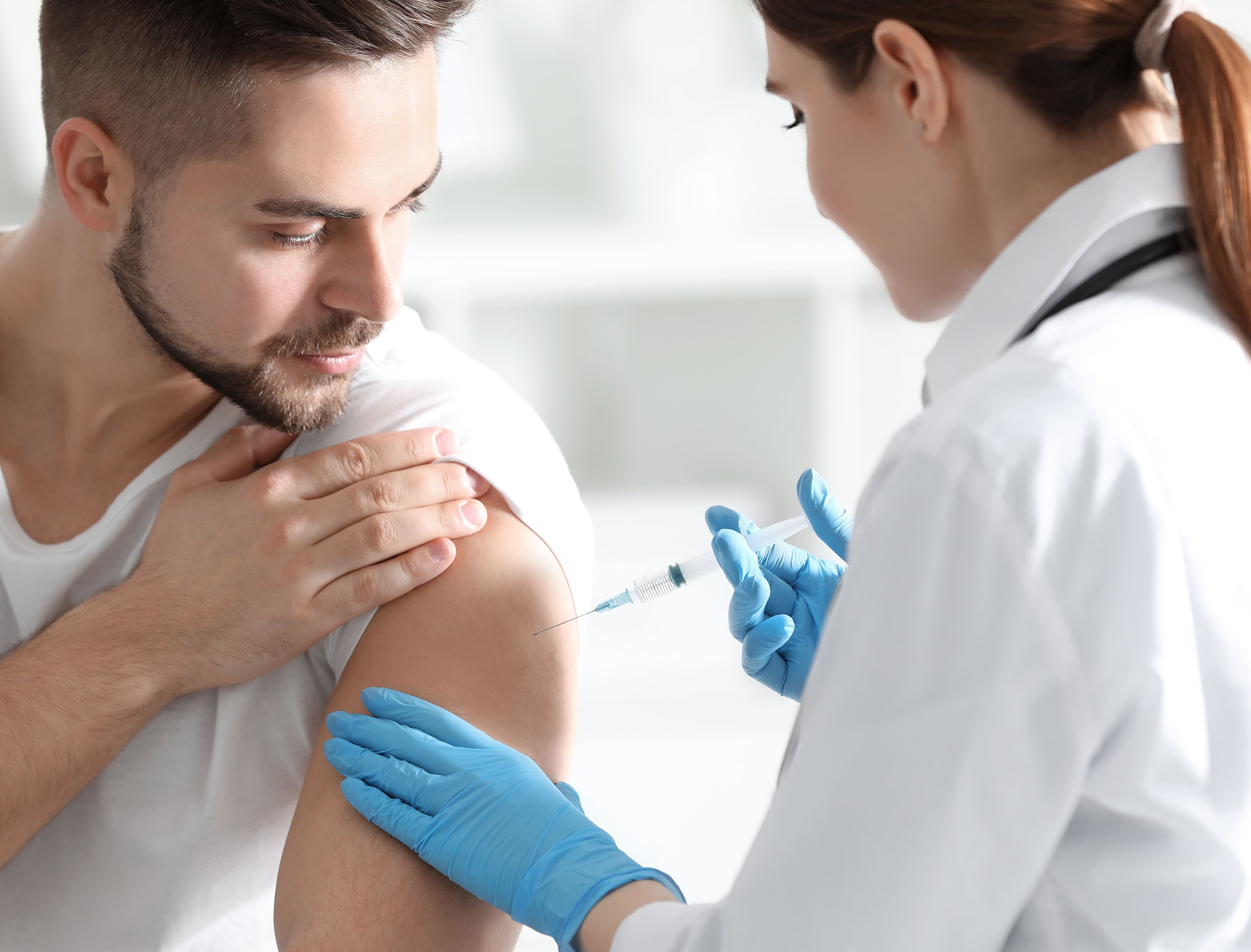Mann erhält Impfung