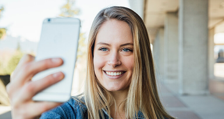 Frau macht Selfie