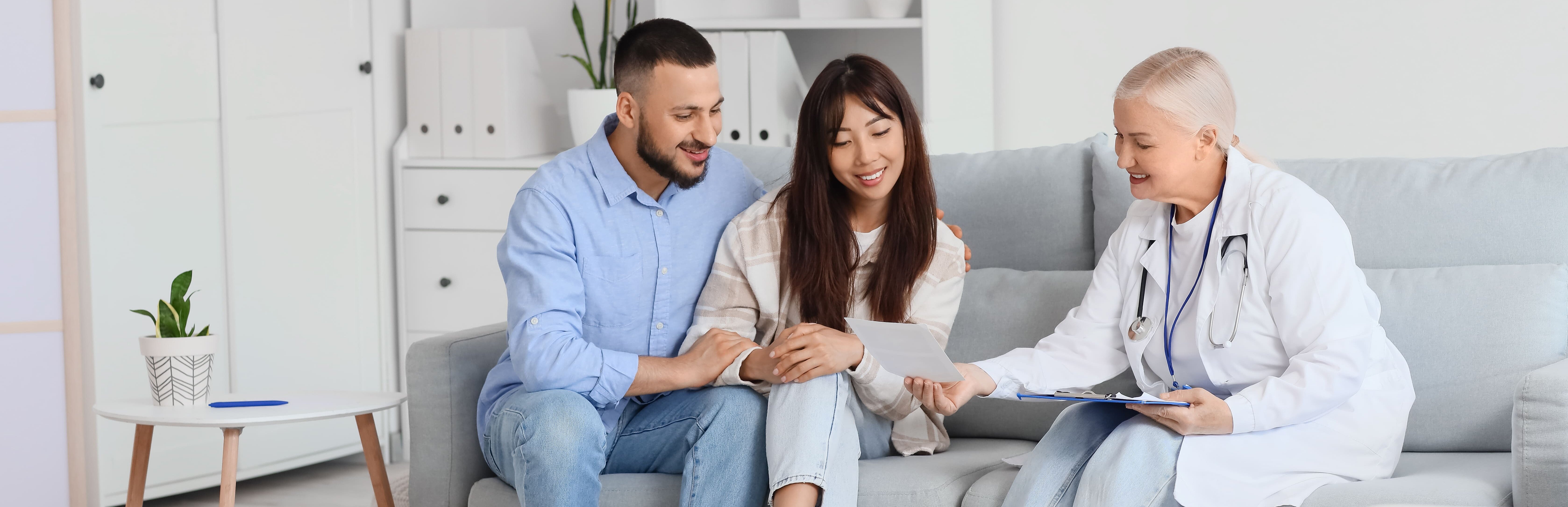 Junges Paar lässt sich von Ärztin beraten