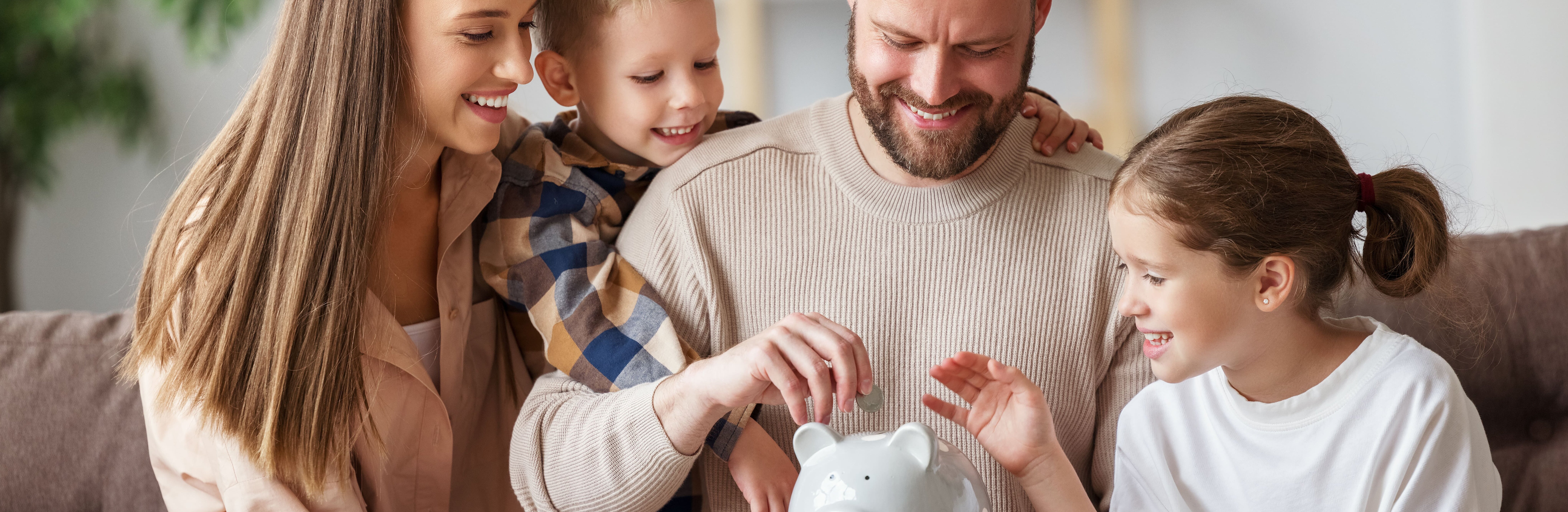 Familie zahlt in Spardose ein