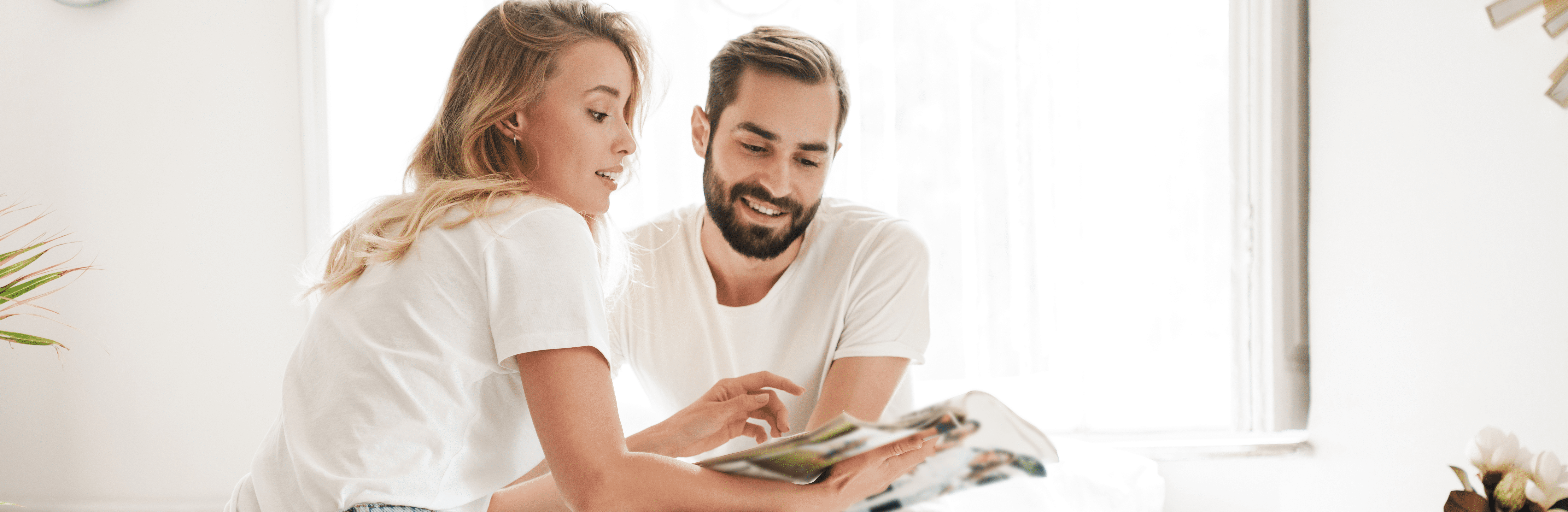 Paar liest in einem Magazin