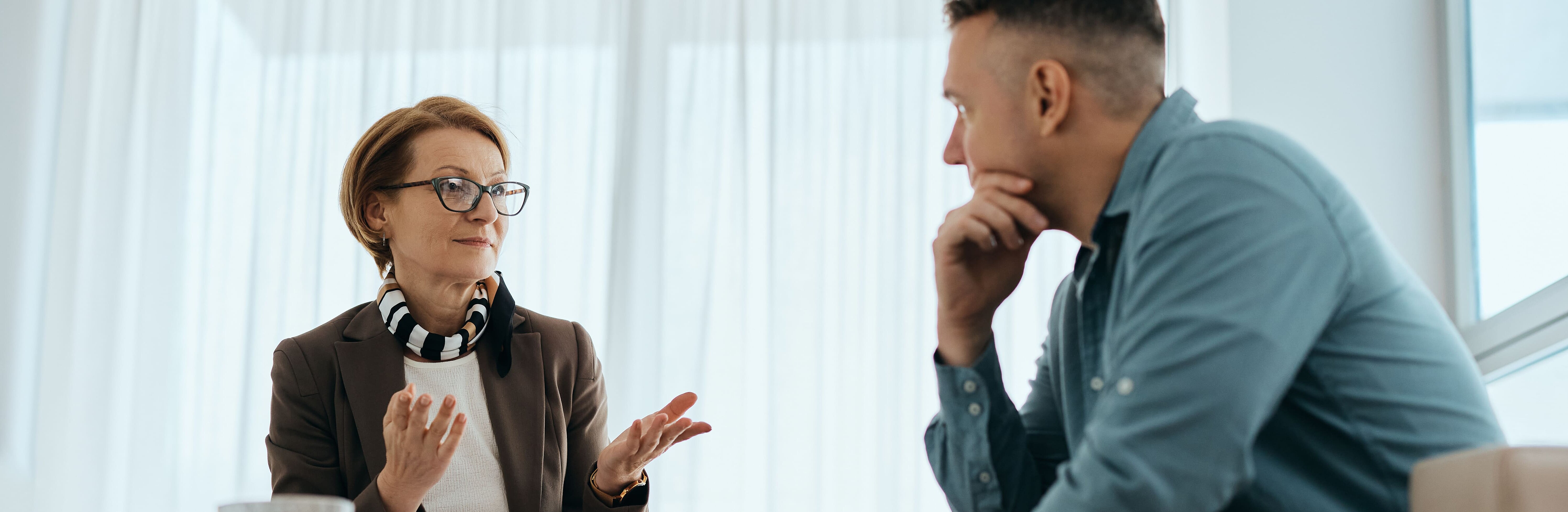 Mann unterhält sich mit Therapeutin