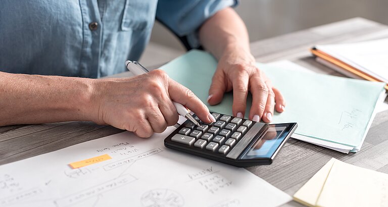 Taschenrechner auf Schreibtisch