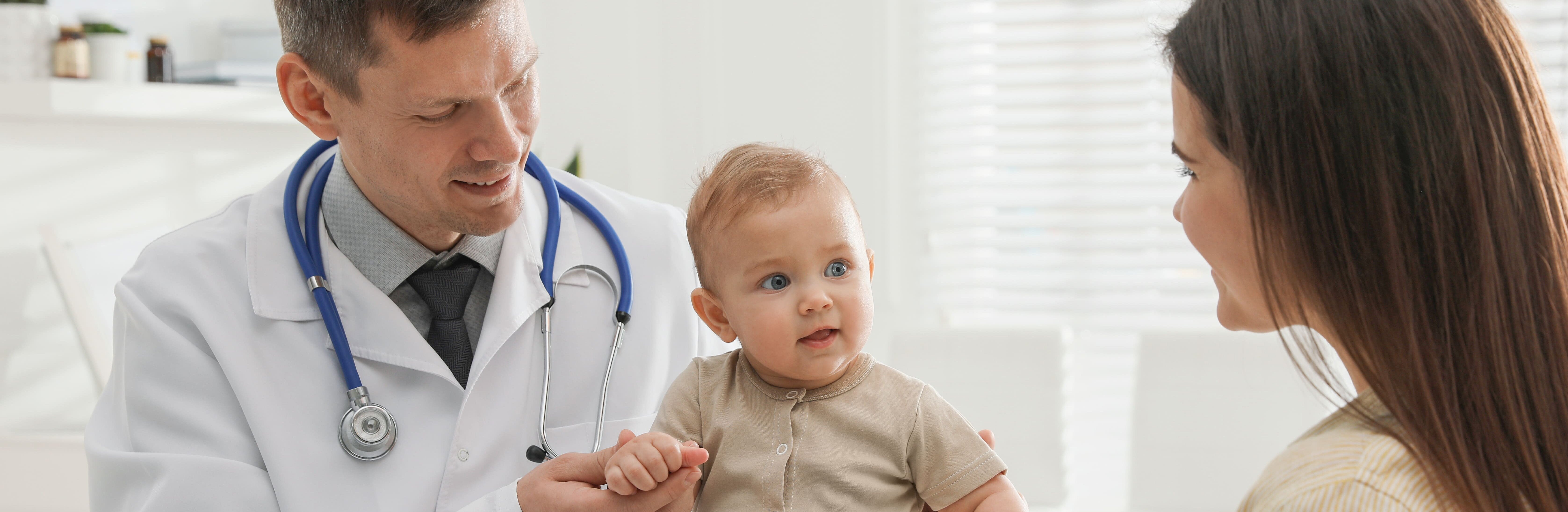 Kinderarzt untersucht Baby