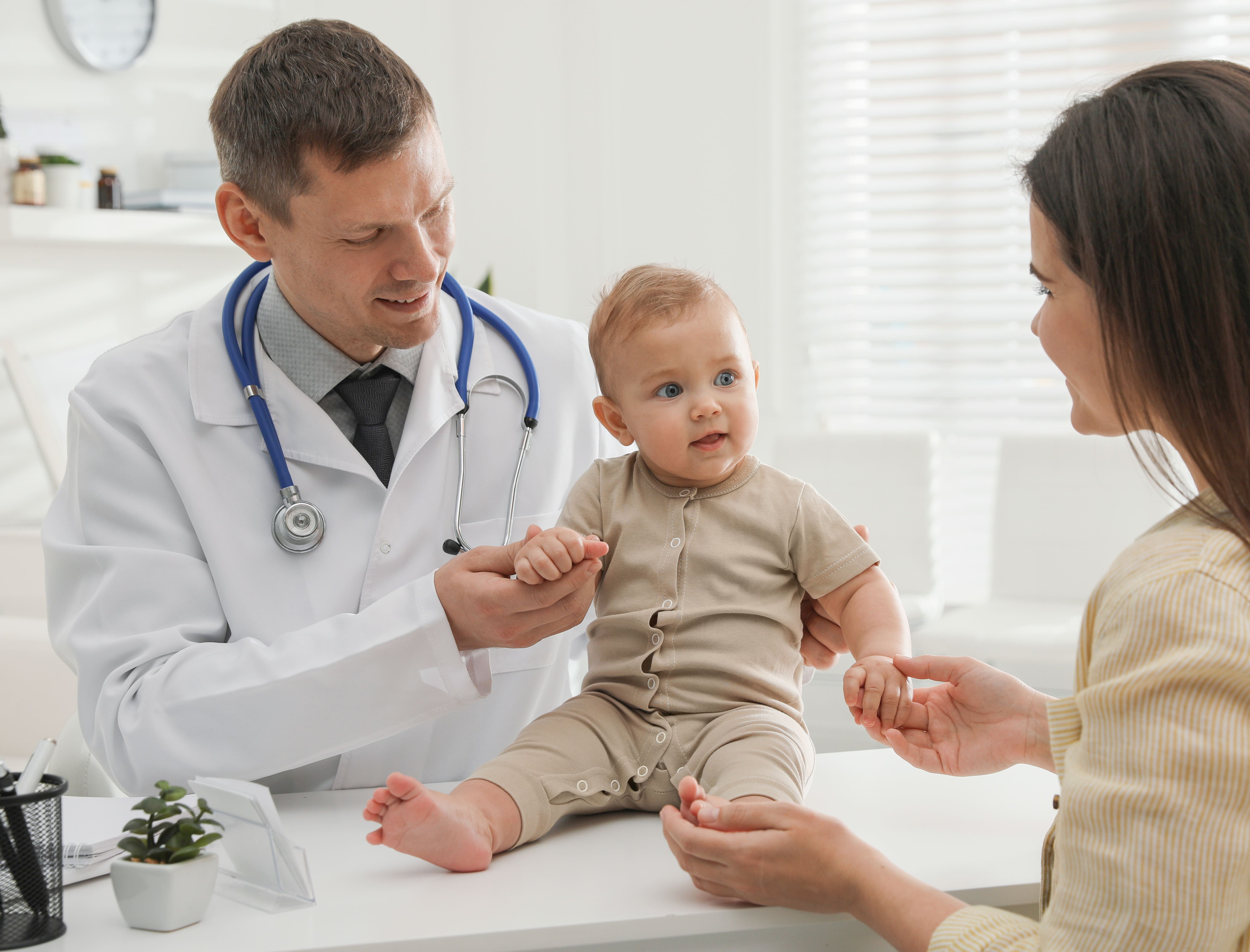 Kinderarzt untersucht Baby