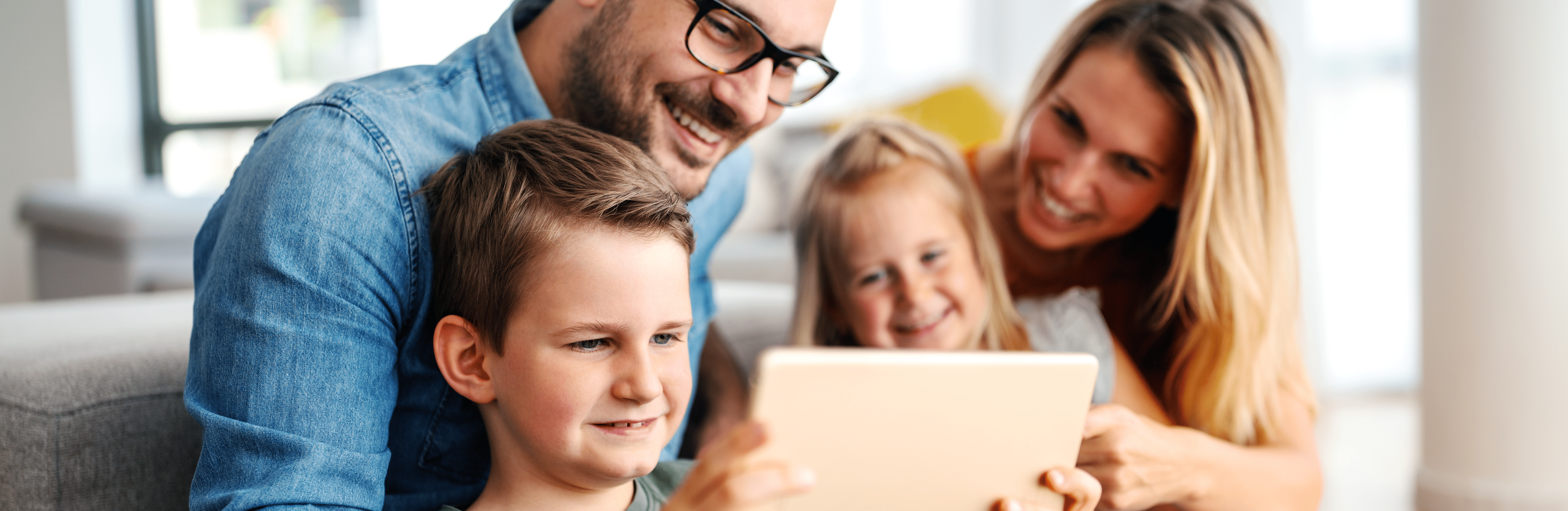 Familie baut ein Zelt im Wohnzimmer auf