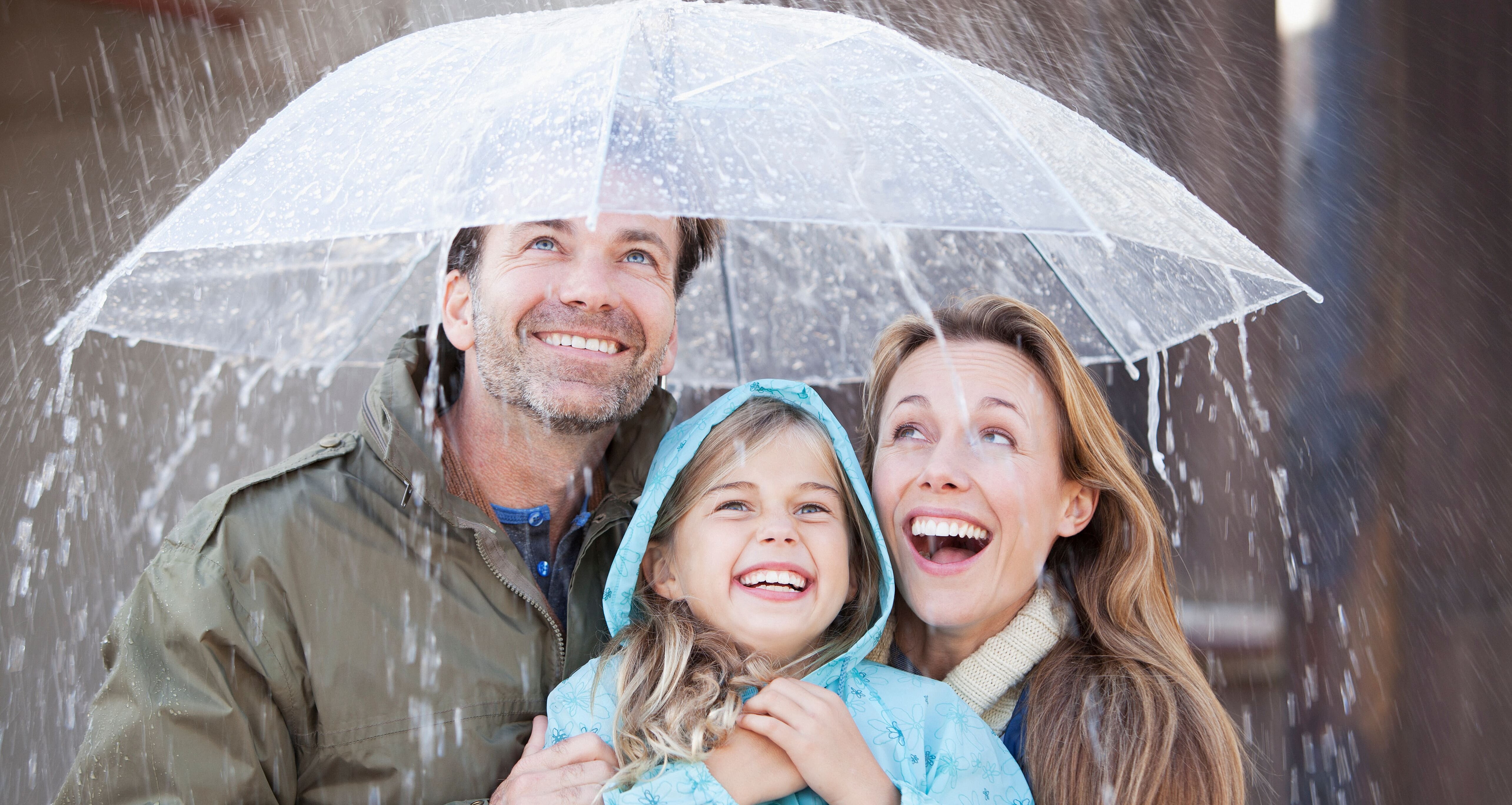 Familie unter Regenschirm