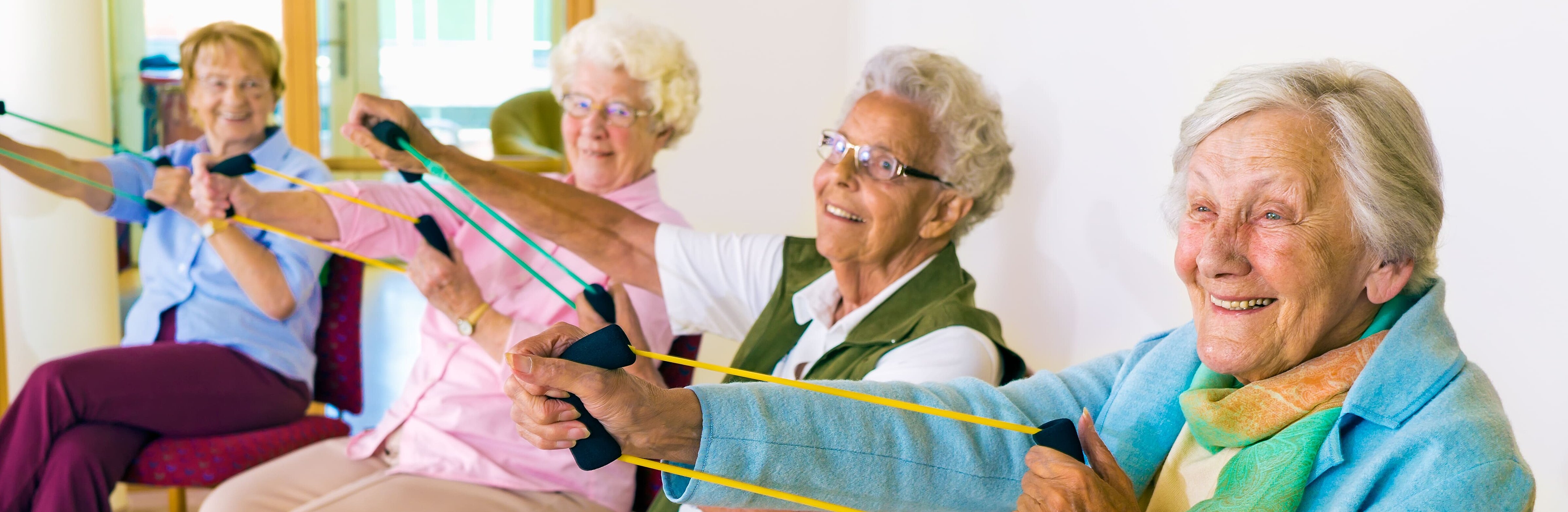 Ältere Damen bei Gymnastik Ältere Damen bei Gymnastik