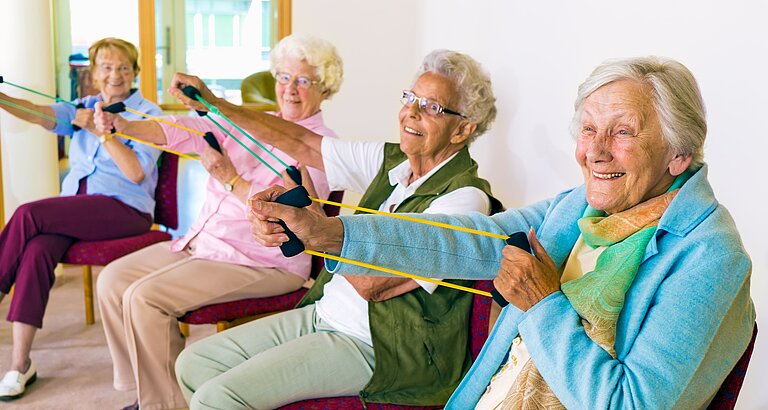Senioren bei der Sitzgymnastik