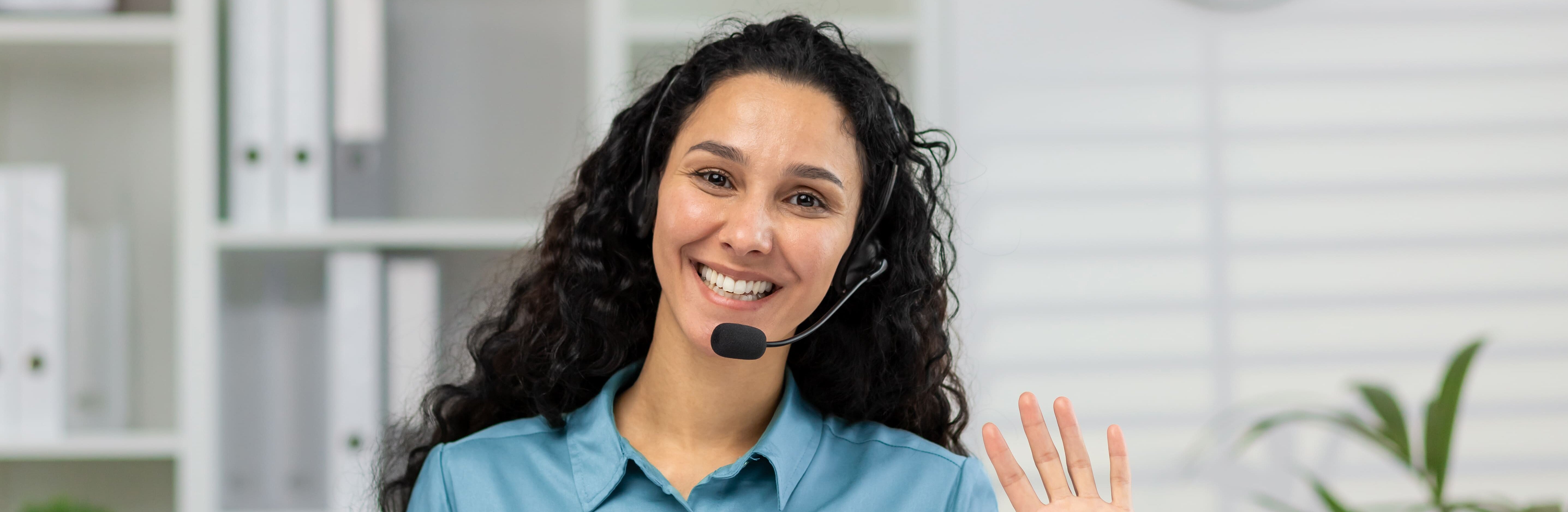 Frau telefoniert mit Headset und lächelt