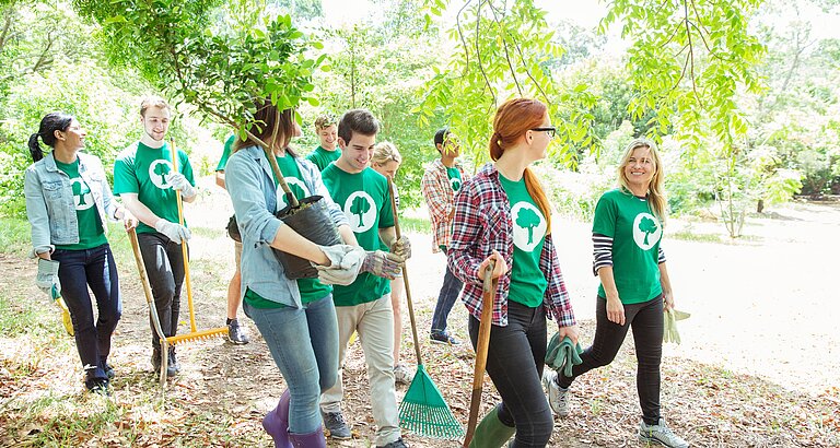 Gruppe junger Leute pflanzt Bäume