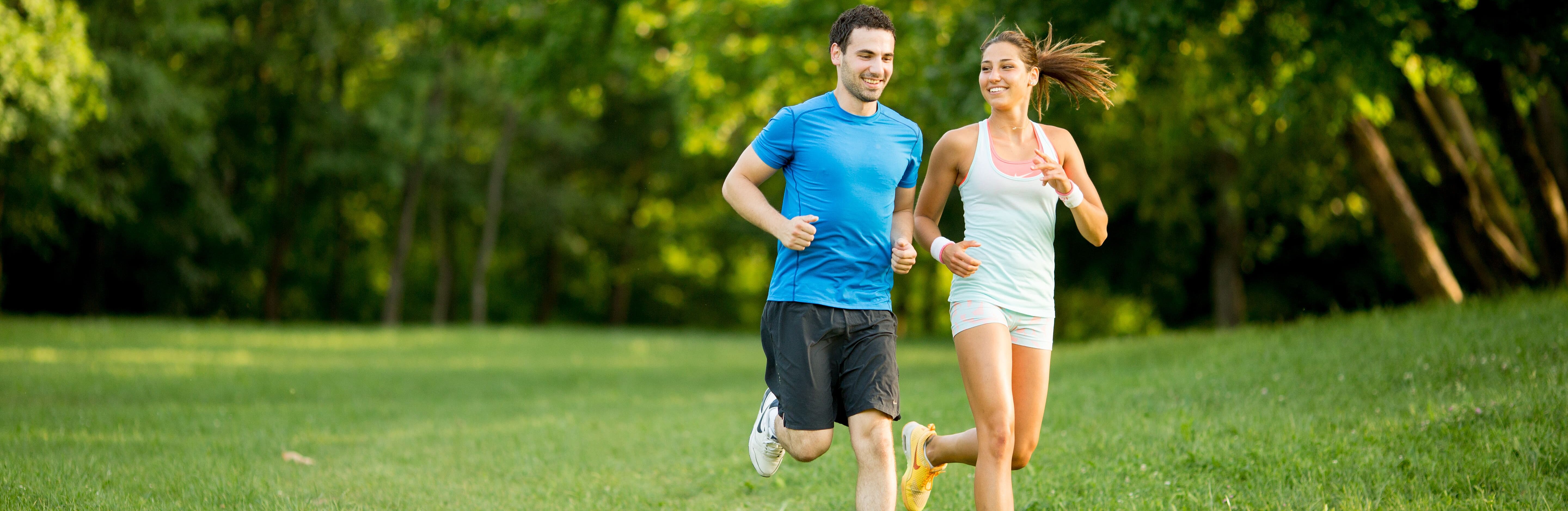 Paar joggt entspannt durch die Natur